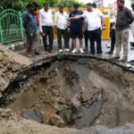lucknow-road-collapse-dinesh-sharma-house-2-bike-riders-injured
