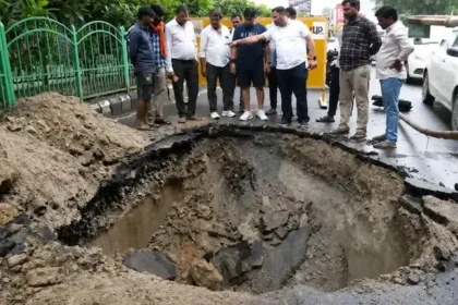 lucknow-road-collapse-dinesh-sharma-house-2-bike-riders-injured