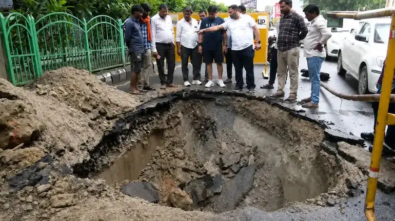 lucknow-road-collapse-dinesh-sharma-house-2-bike-riders-injured