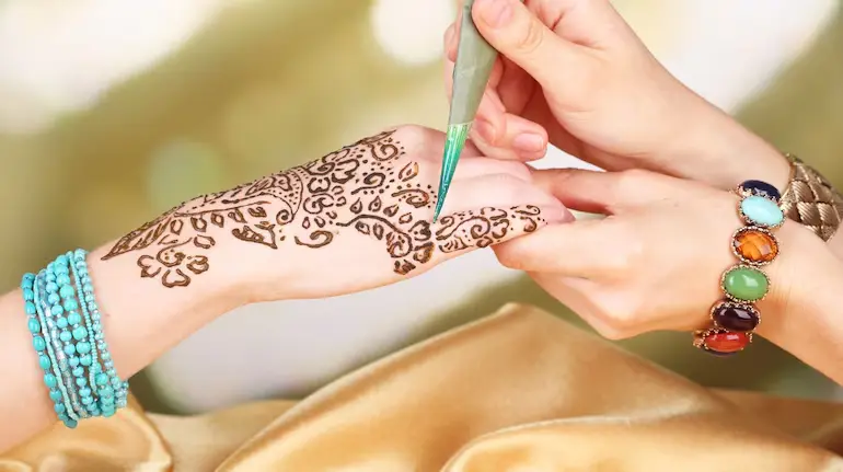 america-mehndi-artist-priyanka-jain-100-dollar-per-hour-earning