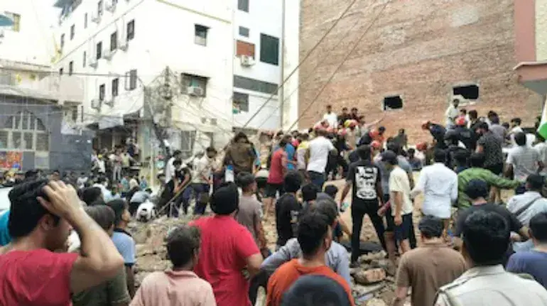 delhi-satya-niketan-five-storey-building-collapse-rescue-operation
