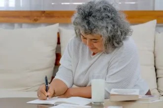 professional-chismosa-colombia-woman-earns-money-from-gossip