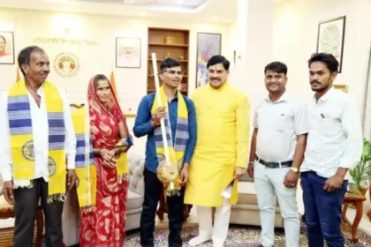 hanuman-ansh-singer-sunil-lodhi-met-cm-mohan-yadav-eye-treatment-help