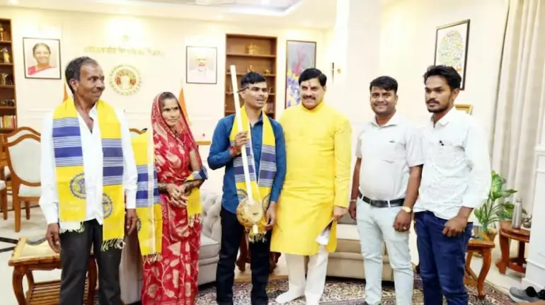 hanuman-ansh-singer-sunil-lodhi-met-cm-mohan-yadav-eye-treatment-help
