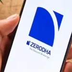 # Zerodha Merchant Banker: अब IPO भी संभालेगा Zerodha! SEBI ने मर्चेंट बैंकिंग लाइसेंस का रास्ता किया साफ **Zerodha Merchant Banker:** देश की दिग्गज ब्रोकरेज कंपनी Zerodha अब सिर्फ शेयर खरीदने-बेचने और निवेश से जुड़ी सेवाओं तक सीमित नहीं रहना चाहती। कंपनी ने मर्चेंट बैंकिंग के कारोबार में उतरने की तैयारी कर ली है। बाजार नियामक SEBI ने मर्चेंट बैंकिंग लाइसेंस के लिए Zerodha के आवेदन को मंजूरी दे दी है। हालांकि, कंपनी का औपचारिक रजिस्ट्रेशन अभी पूरा होना बाकी है। मर्चेंट बैंकिंग में एंट्री के बाद Zerodha के कारोबार का दायरा ब्रोकिंग से आगे बढ़कर इन्वेस्टमेंट बैंकिंग तक पहुंच सकता है। ## Zerodha को SEBI से मिली बड़ी मंजूरी बाजार नियामक Securities and Exchange Board of India यानी SEBI ने मर्चेंट बैंकिंग लाइसेंस के लिए Zerodha के आवेदन को मंजूरी दी है। यह जानकारी Moneycontrol ने सूत्रों के हवाले से दी है। हालांकि, SEBI के साथ अंतिम रजिस्ट्रेशन प्रक्रिया अभी पूरी होनी बाकी है। Zerodha की इकाई **Zerodha Corporate Advisors** ने मर्चेंट बैंकिंग लाइसेंस के लिए आवेदन 27 अप्रैल 2026 को दाखिल किया था। आवेदन को ऐसे समय में मंजूरी मिली है, जब भारत का प्राइमरी कैपिटल मार्केट लगातार विस्तार कर रहा है और फिनटेक व फाइनेंशियल सर्विसेज कंपनियां IPO समेत दूसरे कैपिटल मार्केट कारोबार में अवसर तलाश रही हैं। ## मर्चेंट बैंकर बनने के बाद क्या कर पाएगी Zerodha? मर्चेंट बैंकिंग लाइसेंस मिलने के बाद Zerodha अपने मौजूदा ब्रोकिंग कारोबार से आगे बढ़कर कंपनियों को कैपिटल मार्केट से जुड़ी सेवाएं दे सकेगी। इसमें खास तौर पर शामिल हैं: * कंपनियों के **IPO को मैनेज करना** * **FPO यानी Follow-on Public Offer** की प्रक्रिया संभालना * **Rights Issue** में कंपनियों को सलाह और सेवाएं देना * कैपिटल मार्केट से जुड़े दूसरे ट्रांजैक्शंस में काम करना * कंपनियों को फंड जुटाने और सार्वजनिक बाजार में आने से जुड़ी सलाह देना इस तरह Zerodha की भूमिका सिर्फ निवेशकों के लिए ट्रेडिंग प्लेटफॉर्म उपलब्ध कराने तक सीमित नहीं रहेगी। कंपनी भविष्य में उन कारोबारों के साथ भी काम कर सकती है जो शेयर बाजार के जरिए पूंजी जुटाने की तैयारी कर रहे हैं। ## ब्रोकिंग से आगे लगातार बढ़ रहा है Zerodha का कारोबार Zerodha पिछले कुछ वर्षों में अपने पारंपरिक ब्रोकिंग मॉडल से आगे बढ़कर कई नए फाइनेंशियल सर्विसेज बिजनेस में उतर चुकी है। कंपनी ने एसेट मैनेजमेंट के क्षेत्र में भी कदम बढ़ाया है। इसके अलावा **Zerodha Capital** के जरिए लेंडिंग और अपने प्रोप्राइटरी फंड के जरिए निवेश से जुड़ी गतिविधियों का भी विस्तार हुआ है। कंपनी को गुजरात के GIFT City में ब्रोकर-डीलर के तौर पर काम करने के लिए **International Financial Services Centres Authority (IFSCA)** से रजिस्ट्रेशन भी मिल चुका है। इसके जरिए भारतीय निवेशकों के लिए विदेशी निवेश से जुड़ी सेवाओं का रास्ता खुलता है। अब मर्चेंट बैंकिंग में एंट्री Zerodha के लिए फाइनेंशियल सर्विसेज के एक और बड़े सेगमेंट में विस्तार का संकेत है। ## भारत में बढ़ रहा है मर्चेंट बैंकिंग का बाजार Zerodha की एंट्री ऐसे समय में हो रही है जब भारत में IPO और दूसरे प्राइमरी मार्केट ट्रांजैक्शंस की गतिविधियां काफी बढ़ी हुई हैं। कंपनियां शेयर बाजार में लिस्टिंग के जरिए पूंजी जुटाने की कोशिश कर रही हैं और इस पूरी प्रक्रिया में मर्चेंट बैंकर की महत्वपूर्ण भूमिका होती है। 31 अगस्त 2026 तक SEBI के पास कुल **248 रजिस्टर्ड मर्चेंट बैंकर** थे। वहीं, SEBI के एप्लीकेशन स्टेटस डेटा के मुताबिक **10 मर्चेंट बैंकिंग रजिस्ट्रेशन एप्लीकेशन** पर अभी प्रक्रिया चल रही थी। इससे संकेत मिलता है कि फाइनेंशियल सर्विसेज कंपनियों के बीच इस कारोबार को लेकर दिलचस्पी बनी हुई है। ## SEBI ने मर्चेंट बैंकर्स के नियम भी किए सख्त Zerodha की एंट्री इसलिए भी महत्वपूर्ण है क्योंकि SEBI ने हाल ही में मर्चेंट बैंकर्स के लिए वित्तीय जरूरतों से जुड़े नियम कड़े किए हैं। नए नियमों के तहत **Category I Merchant Bankers** के लिए न्यूनतम नेटवर्थ की जरूरत को बढ़ाकर **₹50 करोड़** कर दिया गया है। पहले यह सीमा ₹5 करोड़ थी। वहीं, **Category II Merchant Bankers** के लिए न्यूनतम नेटवर्थ **₹10 करोड़** तय की गई है। Category I मर्चेंट बैंकर ही मेनबोर्ड सेगमेंट के IPO को मैनेज कर सकते हैं। इसलिए अगर Zerodha मेनबोर्ड IPO के कारोबार में उतरना चाहती है, तो उसे Category I से जुड़ी वित्तीय और नियामकीय जरूरतों को पूरा करना होगा। ## अंडरराइटिंग पर भी लगाई गई सीमा SEBI के नए नियमों में सिर्फ नेटवर्थ ही नहीं, बल्कि लिक्विड नेटवर्थ से जुड़ी शर्तें भी शामिल हैं। मर्चेंट बैंकर्स की कुल अंडरराइटिंग ऑब्लिगेशंस को उनकी लिक्विड नेटवर्थ के **20 गुना** तक सीमित किया गया है। इसका उद्देश्य मर्चेंट बैंकर्स की वित्तीय क्षमता को मजबूत बनाए रखना और बड़े कैपिटल मार्केट ट्रांजैक्शंस में जोखिम को नियंत्रित करना है। मौजूदा मर्चेंट बैंकर्स के लिए बढ़ी हुई वित्तीय जरूरतों को चरणबद्ध तरीके से लागू किया जा रहा है। लेकिन Zerodha जैसी नई कंपनियों को मर्चेंट बैंकिंग कारोबार शुरू करते समय ही लागू नियमों के मुताबिक अपनी वित्तीय क्षमता तैयार करनी होगी। ## Zerodha के लिए क्यों अहम है यह कदम? Zerodha की पहचान भारत के प्रमुख डिस्काउंट ब्रोकर्स में रही है। अब मर्चेंट बैंकिंग में उतरने से कंपनी को फाइनेंशियल मार्केट की दूसरी तरफ भी अपनी मौजूदगी बढ़ाने का मौका मिलेगा। एक तरफ कंपनी खुदरा निवेशकों को ट्रेडिंग और निवेश की सुविधा देती है, वहीं मर्चेंट बैंकिंग के जरिए वह कंपनियों के IPO और दूसरे फंड-रेजिंग ट्रांजैक्शंस में सलाहकार और मैनेजर की भूमिका निभा सकती है। zerodha-merchant-banker-sebi-approval-ipo-fpo