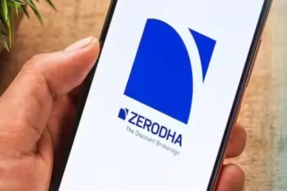 # Zerodha Merchant Banker: अब IPO भी संभालेगा Zerodha! SEBI ने मर्चेंट बैंकिंग लाइसेंस का रास्ता किया साफ **Zerodha Merchant Banker:** देश की दिग्गज ब्रोकरेज कंपनी Zerodha अब सिर्फ शेयर खरीदने-बेचने और निवेश से जुड़ी सेवाओं तक सीमित नहीं रहना चाहती। कंपनी ने मर्चेंट बैंकिंग के कारोबार में उतरने की तैयारी कर ली है। बाजार नियामक SEBI ने मर्चेंट बैंकिंग लाइसेंस के लिए Zerodha के आवेदन को मंजूरी दे दी है। हालांकि, कंपनी का औपचारिक रजिस्ट्रेशन अभी पूरा होना बाकी है। मर्चेंट बैंकिंग में एंट्री के बाद Zerodha के कारोबार का दायरा ब्रोकिंग से आगे बढ़कर इन्वेस्टमेंट बैंकिंग तक पहुंच सकता है। ## Zerodha को SEBI से मिली बड़ी मंजूरी बाजार नियामक Securities and Exchange Board of India यानी SEBI ने मर्चेंट बैंकिंग लाइसेंस के लिए Zerodha के आवेदन को मंजूरी दी है। यह जानकारी Moneycontrol ने सूत्रों के हवाले से दी है। हालांकि, SEBI के साथ अंतिम रजिस्ट्रेशन प्रक्रिया अभी पूरी होनी बाकी है। Zerodha की इकाई **Zerodha Corporate Advisors** ने मर्चेंट बैंकिंग लाइसेंस के लिए आवेदन 27 अप्रैल 2026 को दाखिल किया था। आवेदन को ऐसे समय में मंजूरी मिली है, जब भारत का प्राइमरी कैपिटल मार्केट लगातार विस्तार कर रहा है और फिनटेक व फाइनेंशियल सर्विसेज कंपनियां IPO समेत दूसरे कैपिटल मार्केट कारोबार में अवसर तलाश रही हैं। ## मर्चेंट बैंकर बनने के बाद क्या कर पाएगी Zerodha? मर्चेंट बैंकिंग लाइसेंस मिलने के बाद Zerodha अपने मौजूदा ब्रोकिंग कारोबार से आगे बढ़कर कंपनियों को कैपिटल मार्केट से जुड़ी सेवाएं दे सकेगी। इसमें खास तौर पर शामिल हैं: * कंपनियों के **IPO को मैनेज करना** * **FPO यानी Follow-on Public Offer** की प्रक्रिया संभालना * **Rights Issue** में कंपनियों को सलाह और सेवाएं देना * कैपिटल मार्केट से जुड़े दूसरे ट्रांजैक्शंस में काम करना * कंपनियों को फंड जुटाने और सार्वजनिक बाजार में आने से जुड़ी सलाह देना इस तरह Zerodha की भूमिका सिर्फ निवेशकों के लिए ट्रेडिंग प्लेटफॉर्म उपलब्ध कराने तक सीमित नहीं रहेगी। कंपनी भविष्य में उन कारोबारों के साथ भी काम कर सकती है जो शेयर बाजार के जरिए पूंजी जुटाने की तैयारी कर रहे हैं। ## ब्रोकिंग से आगे लगातार बढ़ रहा है Zerodha का कारोबार Zerodha पिछले कुछ वर्षों में अपने पारंपरिक ब्रोकिंग मॉडल से आगे बढ़कर कई नए फाइनेंशियल सर्विसेज बिजनेस में उतर चुकी है। कंपनी ने एसेट मैनेजमेंट के क्षेत्र में भी कदम बढ़ाया है। इसके अलावा **Zerodha Capital** के जरिए लेंडिंग और अपने प्रोप्राइटरी फंड के जरिए निवेश से जुड़ी गतिविधियों का भी विस्तार हुआ है। कंपनी को गुजरात के GIFT City में ब्रोकर-डीलर के तौर पर काम करने के लिए **International Financial Services Centres Authority (IFSCA)** से रजिस्ट्रेशन भी मिल चुका है। इसके जरिए भारतीय निवेशकों के लिए विदेशी निवेश से जुड़ी सेवाओं का रास्ता खुलता है। अब मर्चेंट बैंकिंग में एंट्री Zerodha के लिए फाइनेंशियल सर्विसेज के एक और बड़े सेगमेंट में विस्तार का संकेत है। ## भारत में बढ़ रहा है मर्चेंट बैंकिंग का बाजार Zerodha की एंट्री ऐसे समय में हो रही है जब भारत में IPO और दूसरे प्राइमरी मार्केट ट्रांजैक्शंस की गतिविधियां काफी बढ़ी हुई हैं। कंपनियां शेयर बाजार में लिस्टिंग के जरिए पूंजी जुटाने की कोशिश कर रही हैं और इस पूरी प्रक्रिया में मर्चेंट बैंकर की महत्वपूर्ण भूमिका होती है। 31 अगस्त 2026 तक SEBI के पास कुल **248 रजिस्टर्ड मर्चेंट बैंकर** थे। वहीं, SEBI के एप्लीकेशन स्टेटस डेटा के मुताबिक **10 मर्चेंट बैंकिंग रजिस्ट्रेशन एप्लीकेशन** पर अभी प्रक्रिया चल रही थी। इससे संकेत मिलता है कि फाइनेंशियल सर्विसेज कंपनियों के बीच इस कारोबार को लेकर दिलचस्पी बनी हुई है। ## SEBI ने मर्चेंट बैंकर्स के नियम भी किए सख्त Zerodha की एंट्री इसलिए भी महत्वपूर्ण है क्योंकि SEBI ने हाल ही में मर्चेंट बैंकर्स के लिए वित्तीय जरूरतों से जुड़े नियम कड़े किए हैं। नए नियमों के तहत **Category I Merchant Bankers** के लिए न्यूनतम नेटवर्थ की जरूरत को बढ़ाकर **₹50 करोड़** कर दिया गया है। पहले यह सीमा ₹5 करोड़ थी। वहीं, **Category II Merchant Bankers** के लिए न्यूनतम नेटवर्थ **₹10 करोड़** तय की गई है। Category I मर्चेंट बैंकर ही मेनबोर्ड सेगमेंट के IPO को मैनेज कर सकते हैं। इसलिए अगर Zerodha मेनबोर्ड IPO के कारोबार में उतरना चाहती है, तो उसे Category I से जुड़ी वित्तीय और नियामकीय जरूरतों को पूरा करना होगा। ## अंडरराइटिंग पर भी लगाई गई सीमा SEBI के नए नियमों में सिर्फ नेटवर्थ ही नहीं, बल्कि लिक्विड नेटवर्थ से जुड़ी शर्तें भी शामिल हैं। मर्चेंट बैंकर्स की कुल अंडरराइटिंग ऑब्लिगेशंस को उनकी लिक्विड नेटवर्थ के **20 गुना** तक सीमित किया गया है। इसका उद्देश्य मर्चेंट बैंकर्स की वित्तीय क्षमता को मजबूत बनाए रखना और बड़े कैपिटल मार्केट ट्रांजैक्शंस में जोखिम को नियंत्रित करना है। मौजूदा मर्चेंट बैंकर्स के लिए बढ़ी हुई वित्तीय जरूरतों को चरणबद्ध तरीके से लागू किया जा रहा है। लेकिन Zerodha जैसी नई कंपनियों को मर्चेंट बैंकिंग कारोबार शुरू करते समय ही लागू नियमों के मुताबिक अपनी वित्तीय क्षमता तैयार करनी होगी। ## Zerodha के लिए क्यों अहम है यह कदम? Zerodha की पहचान भारत के प्रमुख डिस्काउंट ब्रोकर्स में रही है। अब मर्चेंट बैंकिंग में उतरने से कंपनी को फाइनेंशियल मार्केट की दूसरी तरफ भी अपनी मौजूदगी बढ़ाने का मौका मिलेगा। एक तरफ कंपनी खुदरा निवेशकों को ट्रेडिंग और निवेश की सुविधा देती है, वहीं मर्चेंट बैंकिंग के जरिए वह कंपनियों के IPO और दूसरे फंड-रेजिंग ट्रांजैक्शंस में सलाहकार और मैनेजर की भूमिका निभा सकती है। zerodha-merchant-banker-sebi-approval-ipo-fpo