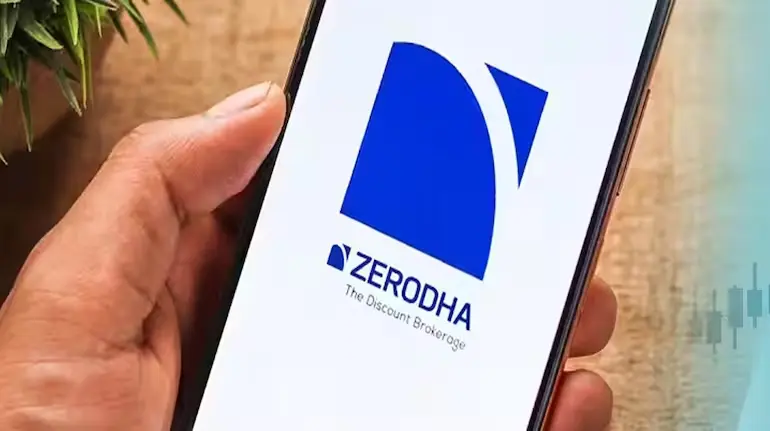 # Zerodha Merchant Banker: अब IPO भी संभालेगा Zerodha! SEBI ने मर्चेंट बैंकिंग लाइसेंस का रास्ता किया साफ **Zerodha Merchant Banker:** देश की दिग्गज ब्रोकरेज कंपनी Zerodha अब सिर्फ शेयर खरीदने-बेचने और निवेश से जुड़ी सेवाओं तक सीमित नहीं रहना चाहती। कंपनी ने मर्चेंट बैंकिंग के कारोबार में उतरने की तैयारी कर ली है। बाजार नियामक SEBI ने मर्चेंट बैंकिंग लाइसेंस के लिए Zerodha के आवेदन को मंजूरी दे दी है। हालांकि, कंपनी का औपचारिक रजिस्ट्रेशन अभी पूरा होना बाकी है। मर्चेंट बैंकिंग में एंट्री के बाद Zerodha के कारोबार का दायरा ब्रोकिंग से आगे बढ़कर इन्वेस्टमेंट बैंकिंग तक पहुंच सकता है। ## Zerodha को SEBI से मिली बड़ी मंजूरी बाजार नियामक Securities and Exchange Board of India यानी SEBI ने मर्चेंट बैंकिंग लाइसेंस के लिए Zerodha के आवेदन को मंजूरी दी है। यह जानकारी Moneycontrol ने सूत्रों के हवाले से दी है। हालांकि, SEBI के साथ अंतिम रजिस्ट्रेशन प्रक्रिया अभी पूरी होनी बाकी है। Zerodha की इकाई **Zerodha Corporate Advisors** ने मर्चेंट बैंकिंग लाइसेंस के लिए आवेदन 27 अप्रैल 2026 को दाखिल किया था। आवेदन को ऐसे समय में मंजूरी मिली है, जब भारत का प्राइमरी कैपिटल मार्केट लगातार विस्तार कर रहा है और फिनटेक व फाइनेंशियल सर्विसेज कंपनियां IPO समेत दूसरे कैपिटल मार्केट कारोबार में अवसर तलाश रही हैं। ## मर्चेंट बैंकर बनने के बाद क्या कर पाएगी Zerodha? मर्चेंट बैंकिंग लाइसेंस मिलने के बाद Zerodha अपने मौजूदा ब्रोकिंग कारोबार से आगे बढ़कर कंपनियों को कैपिटल मार्केट से जुड़ी सेवाएं दे सकेगी। इसमें खास तौर पर शामिल हैं: * कंपनियों के **IPO को मैनेज करना** * **FPO यानी Follow-on Public Offer** की प्रक्रिया संभालना * **Rights Issue** में कंपनियों को सलाह और सेवाएं देना * कैपिटल मार्केट से जुड़े दूसरे ट्रांजैक्शंस में काम करना * कंपनियों को फंड जुटाने और सार्वजनिक बाजार में आने से जुड़ी सलाह देना इस तरह Zerodha की भूमिका सिर्फ निवेशकों के लिए ट्रेडिंग प्लेटफॉर्म उपलब्ध कराने तक सीमित नहीं रहेगी। कंपनी भविष्य में उन कारोबारों के साथ भी काम कर सकती है जो शेयर बाजार के जरिए पूंजी जुटाने की तैयारी कर रहे हैं। ## ब्रोकिंग से आगे लगातार बढ़ रहा है Zerodha का कारोबार Zerodha पिछले कुछ वर्षों में अपने पारंपरिक ब्रोकिंग मॉडल से आगे बढ़कर कई नए फाइनेंशियल सर्विसेज बिजनेस में उतर चुकी है। कंपनी ने एसेट मैनेजमेंट के क्षेत्र में भी कदम बढ़ाया है। इसके अलावा **Zerodha Capital** के जरिए लेंडिंग और अपने प्रोप्राइटरी फंड के जरिए निवेश से जुड़ी गतिविधियों का भी विस्तार हुआ है। कंपनी को गुजरात के GIFT City में ब्रोकर-डीलर के तौर पर काम करने के लिए **International Financial Services Centres Authority (IFSCA)** से रजिस्ट्रेशन भी मिल चुका है। इसके जरिए भारतीय निवेशकों के लिए विदेशी निवेश से जुड़ी सेवाओं का रास्ता खुलता है। अब मर्चेंट बैंकिंग में एंट्री Zerodha के लिए फाइनेंशियल सर्विसेज के एक और बड़े सेगमेंट में विस्तार का संकेत है। ## भारत में बढ़ रहा है मर्चेंट बैंकिंग का बाजार Zerodha की एंट्री ऐसे समय में हो रही है जब भारत में IPO और दूसरे प्राइमरी मार्केट ट्रांजैक्शंस की गतिविधियां काफी बढ़ी हुई हैं। कंपनियां शेयर बाजार में लिस्टिंग के जरिए पूंजी जुटाने की कोशिश कर रही हैं और इस पूरी प्रक्रिया में मर्चेंट बैंकर की महत्वपूर्ण भूमिका होती है। 31 अगस्त 2026 तक SEBI के पास कुल **248 रजिस्टर्ड मर्चेंट बैंकर** थे। वहीं, SEBI के एप्लीकेशन स्टेटस डेटा के मुताबिक **10 मर्चेंट बैंकिंग रजिस्ट्रेशन एप्लीकेशन** पर अभी प्रक्रिया चल रही थी। इससे संकेत मिलता है कि फाइनेंशियल सर्विसेज कंपनियों के बीच इस कारोबार को लेकर दिलचस्पी बनी हुई है। ## SEBI ने मर्चेंट बैंकर्स के नियम भी किए सख्त Zerodha की एंट्री इसलिए भी महत्वपूर्ण है क्योंकि SEBI ने हाल ही में मर्चेंट बैंकर्स के लिए वित्तीय जरूरतों से जुड़े नियम कड़े किए हैं। नए नियमों के तहत **Category I Merchant Bankers** के लिए न्यूनतम नेटवर्थ की जरूरत को बढ़ाकर **₹50 करोड़** कर दिया गया है। पहले यह सीमा ₹5 करोड़ थी। वहीं, **Category II Merchant Bankers** के लिए न्यूनतम नेटवर्थ **₹10 करोड़** तय की गई है। Category I मर्चेंट बैंकर ही मेनबोर्ड सेगमेंट के IPO को मैनेज कर सकते हैं। इसलिए अगर Zerodha मेनबोर्ड IPO के कारोबार में उतरना चाहती है, तो उसे Category I से जुड़ी वित्तीय और नियामकीय जरूरतों को पूरा करना होगा। ## अंडरराइटिंग पर भी लगाई गई सीमा SEBI के नए नियमों में सिर्फ नेटवर्थ ही नहीं, बल्कि लिक्विड नेटवर्थ से जुड़ी शर्तें भी शामिल हैं। मर्चेंट बैंकर्स की कुल अंडरराइटिंग ऑब्लिगेशंस को उनकी लिक्विड नेटवर्थ के **20 गुना** तक सीमित किया गया है। इसका उद्देश्य मर्चेंट बैंकर्स की वित्तीय क्षमता को मजबूत बनाए रखना और बड़े कैपिटल मार्केट ट्रांजैक्शंस में जोखिम को नियंत्रित करना है। मौजूदा मर्चेंट बैंकर्स के लिए बढ़ी हुई वित्तीय जरूरतों को चरणबद्ध तरीके से लागू किया जा रहा है। लेकिन Zerodha जैसी नई कंपनियों को मर्चेंट बैंकिंग कारोबार शुरू करते समय ही लागू नियमों के मुताबिक अपनी वित्तीय क्षमता तैयार करनी होगी। ## Zerodha के लिए क्यों अहम है यह कदम? Zerodha की पहचान भारत के प्रमुख डिस्काउंट ब्रोकर्स में रही है। अब मर्चेंट बैंकिंग में उतरने से कंपनी को फाइनेंशियल मार्केट की दूसरी तरफ भी अपनी मौजूदगी बढ़ाने का मौका मिलेगा। एक तरफ कंपनी खुदरा निवेशकों को ट्रेडिंग और निवेश की सुविधा देती है, वहीं मर्चेंट बैंकिंग के जरिए वह कंपनियों के IPO और दूसरे फंड-रेजिंग ट्रांजैक्शंस में सलाहकार और मैनेजर की भूमिका निभा सकती है। zerodha-merchant-banker-sebi-approval-ipo-fpo